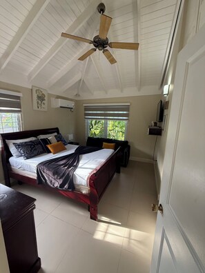 3 bedrooms, in-room safe, iron/ironing board, travel crib - Sweet Oasis - gated with 24/hr security/ swimming pool/ free access to beach  (Saint Ann's Bay)