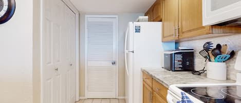 Réfrigérateur, four à micro-ondes, un four, surface de cuisson