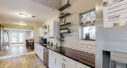 Lovely home on 2+ acres with views, firepit & outdoor kitchen - wedding perfect