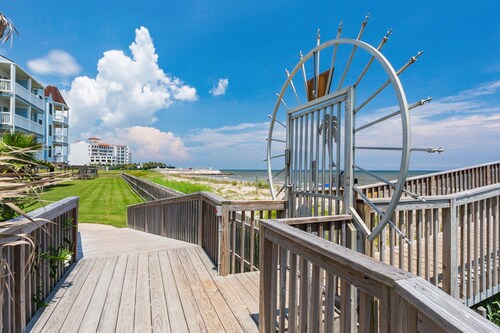 Relaxing Beachfront Condo w/ Pool & Hot Tub