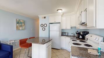 Réfrigérateur, micro-ondes, four, plaque de cuisson