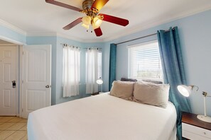 1 bedroom, Internet, bed sheets - Relaxing Beachfront Condo w/ Pool & Hot Tub (Galveston)