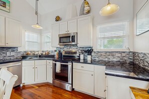 Fridge, microwave, oven, stovetop - Island-Style Waterfront Home w/ Deck & Private Pier - Winter Texans Welcome (Rockport)