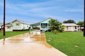 Exterior - South Pearl Sailfish: Coastal-Chic Cottage w/ Screened Porch - Walk to Bay (Rockport)