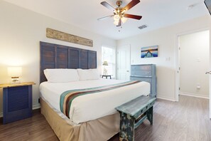 2 bedrooms, iron/ironing board, free Internet, bed sheets - South Pearl Sailfish: Coastal-Chic Cottage w/ Screened Porch - Walk to Bay (Rockport)