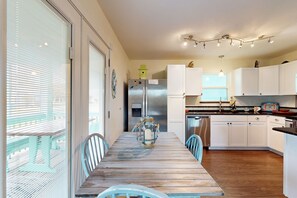 Dining - South Pearl Sailfish: Coastal-Chic Cottage w/ Screened Porch - Walk to Bay (Rockport)