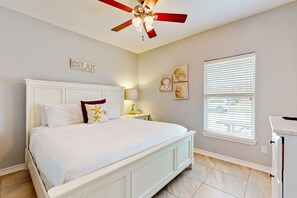 4 bedrooms, iron/ironing board, Internet, bed sheets - Modern Port Aransas Townhouse - Walk to the Beach- Dog Friendly (Port Aransas)