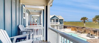 Brand-new Padre Beach townhome with walk to Gulf