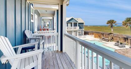 Brand-new Padre Beach townhome with walk to Gulf