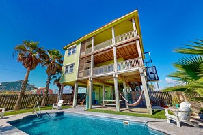 Pool - Dog-friendly, Gulf-view home with pool, fenced yard & grill - walk to the beach (Port Aransas)