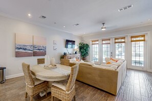 Dining - Luxurious New Condo | Steps to Beach, Pool & On-Site Dining (Port Aransas)