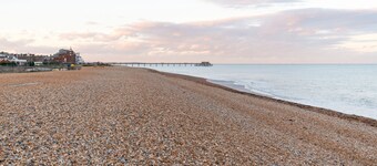 Tranquil Beachfront Beautiful 2-Bed Apartment