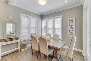 Dining - Bright & Beachy Condo in Port Aransas Resort (Port Aransas)