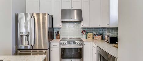 Refrigerador, microondas, horno y lavavajillas