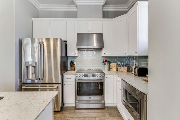 Fridge, microwave, oven, dishwasher - Bright & Beachy Condo in Port Aransas Resort (Port Aransas)