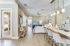 3 bedrooms, WiFi, bed sheets - Bright & Beachy Condo in Port Aransas Resort (Port Aransas)