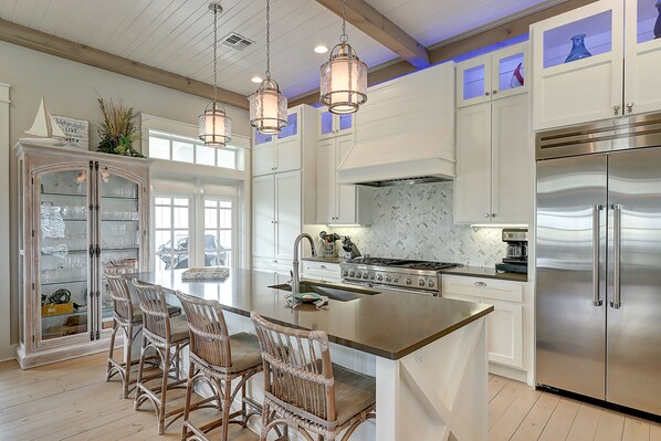 Réfrigérateur, four à micro-ondes, un four, surface de cuisson