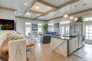 Réfrigérateur, four à micro-ondes, un four, surface de cuisson