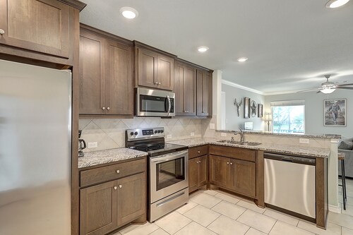 All-suite bay-view home with yard, kayak, & rooftop deck with panoramic views