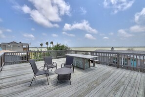 Terrace/patio - All-suite bay-view home with yard, kayak, & rooftop deck with panoramic views (Rockport)