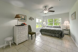 2 bedrooms, iron/ironing board, bed sheets - All-suite bay-view home with yard, kayak, & rooftop deck with panoramic views (Rockport)