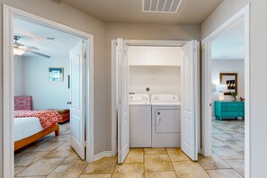 3 habitaciones, tabla de planchar con plancha y ropa de cama 
