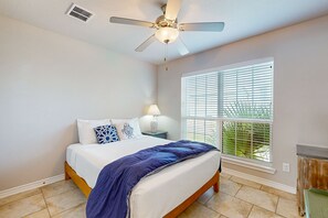 3 habitaciones, tabla de planchar con plancha, wifi y ropa de cama 