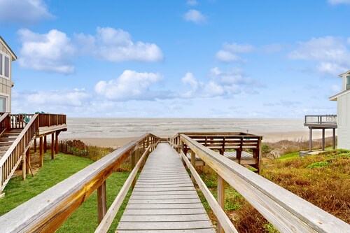 Port Aransas Lost Colony home - pool access & Gulf views, steps to beach