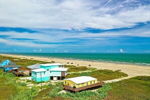 On the beach - A Shore Thing - epic Gulf views. Only 65 steps to beach- low monthly winter rate (Port Aransas)
