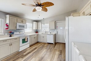 冰箱、微波炉、烤箱、炉灶