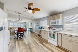 冰箱、微波炉、烤箱、炉灶