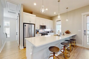 Refrigerador, microondas, horno y parrilla de estufa 