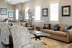 Televisión de pantalla plana, chimenea y reproductor de DVD 