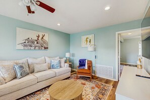 TV - Sunny Upgraded House w/ Water Views - Close to Rockport Beach (Rockport)