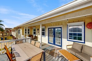 Outdoor dining - Sunny Upgraded House w/ Water Views - Close to Rockport Beach (Rockport)