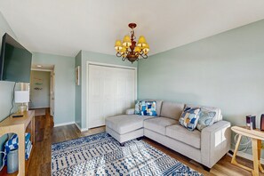 TV - Sunny Upgraded House w/ Water Views - Close to Rockport Beach (Rockport)