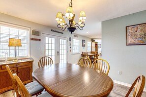 Dining - Sunny Upgraded House w/ Water Views - Close to Rockport Beach (Rockport)