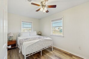 3 habitaciones, tabla de planchar con plancha, internet y ropa de cama 