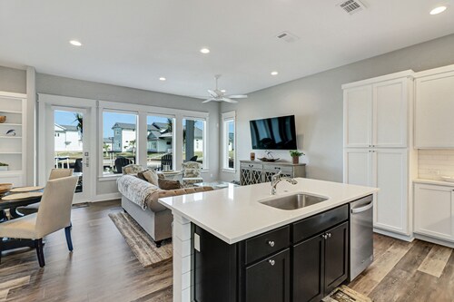 Sophisticated canal-view villa with pool, vast fishing pier, deck & washer/dryer