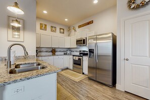 Geladeira, micro-ondas, fogão, cooktop