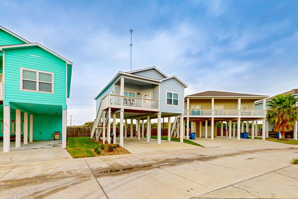 Exterior - Charming cottage with pool access, private balcony & boat parking (Rockport)