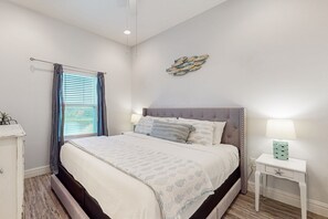 3 bedrooms, iron/ironing board, internet, bed sheets - Charming cottage with pool access, private balcony & boat parking (Rockport)