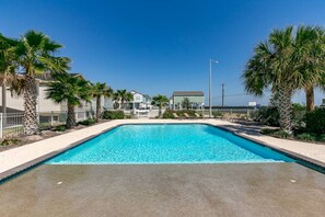Pool - Charming cottage with pool access, private balcony & boat parking (Rockport)