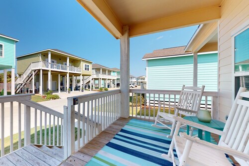 Chic Beach House in Rockport with a shared Pool