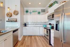 Microondas, horno, lavavajillas y cafetera y tetera