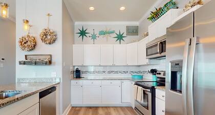 Chic Beach House in Rockport with a shared Pool