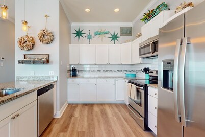 Chic Beach House in Rockport with a shared Pool