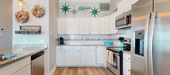 Chic Beach House in Rockport with a shared Pool