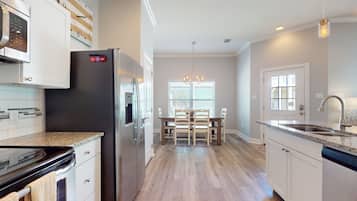 Micro-ondas, fogão, lava-louças, cafeteira/chaleira