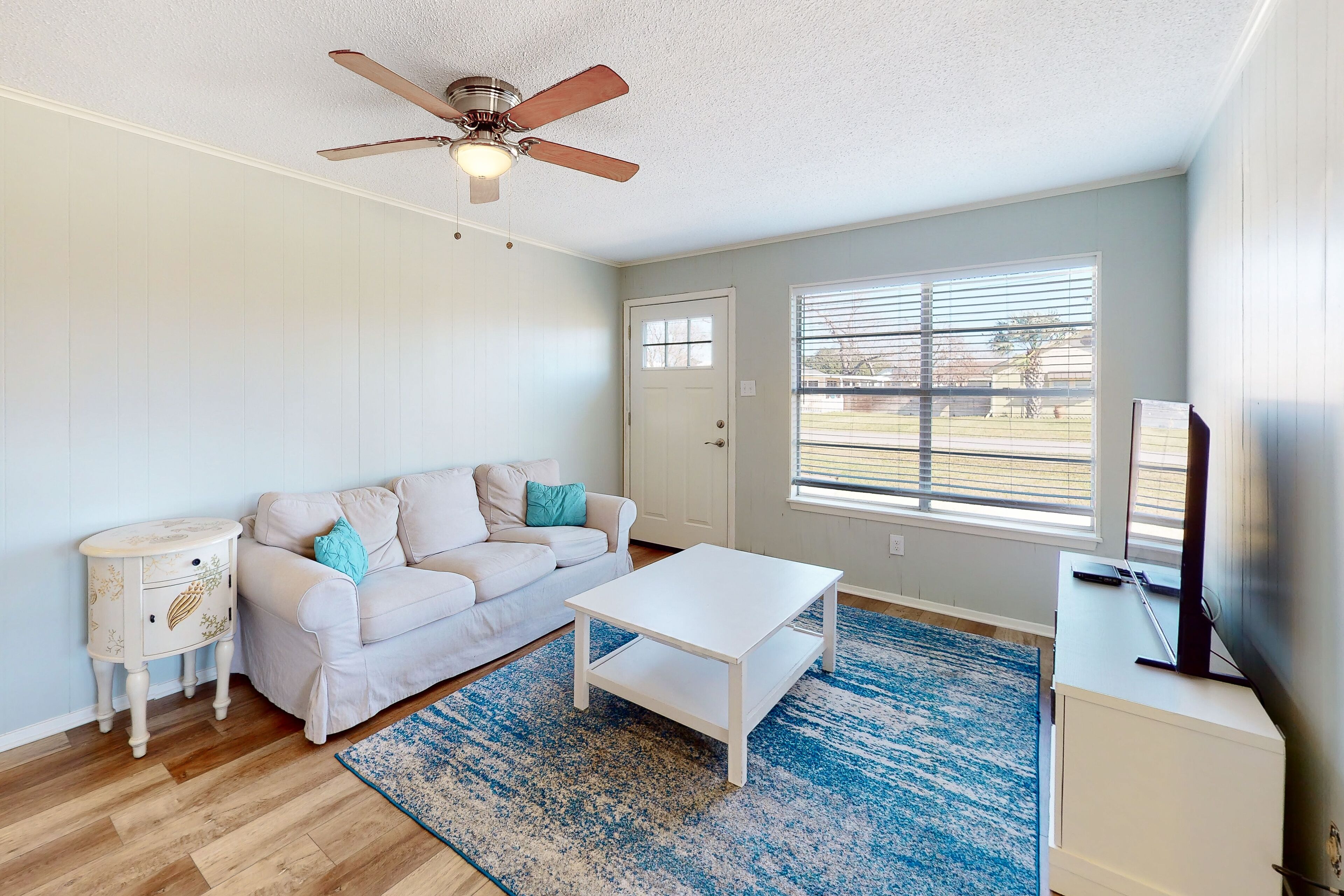 Chic old Rockport getaway - walk to beach, aquarium & downtown